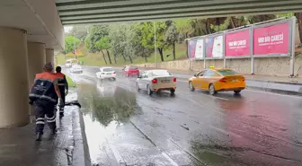 Bakırköy'de Alt Geçitte Su Baskını: Trafik Kilitlendi