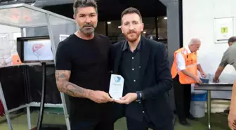 Hakan Kutlu'ya Plaket Takdim Edildi