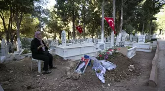 İsrail'in Ateşiyle Hayatını Kaybeden Ayşenur Eygi'nin Mezarı Ziyaret Ediliyor