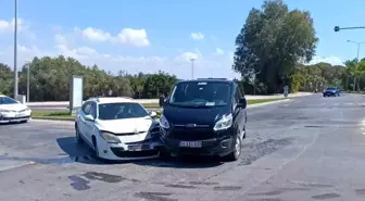 Manavgat'ta Kavşakta Otomobil ve Tur Minibüsü Çarpıştı