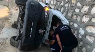 Hatay'da Şarampole Devrilen Araçta 2 Yaralı