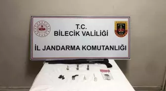 Bilecik'te Jandarma Ekiplerinden Kaçan Şüpheli Uyuşturucu ve Ruhsatsız Tüfekle Yakalandı