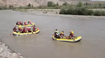 Erzincan'da Gazilerle Rafting Etkinliği: 50 Metrelik Türk Bayrağı Açıldı