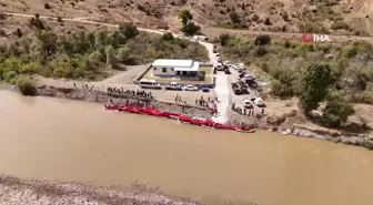 Rafting yapan gaziler Karasu Nehri'nde 50 metre uzunluğunda Türk bayrağı açtı