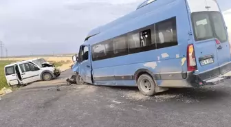 Suruç'ta Minibüs ile Hafif Ticari Araç Çarpıştı: 1 Ölü, 8 Yaralı