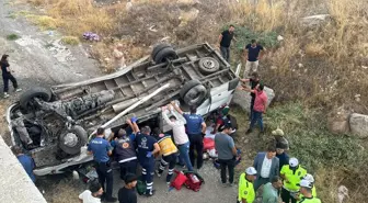 Sivas'ta Fındık İşçilerini Taşıyan Minibüs Devrildi: 14 Yaralı