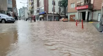 Trabzon'da Şiddetli Sağanak Hayatı Olumsuz Etkiledi