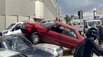 Ankara'da Trafik Kazası: Otomobil Başka Bir Aracın Üzerine Çıktı