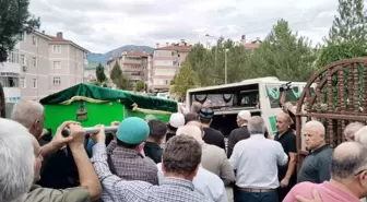 İlahiyatçı Prof. Dr. Mustafa Karataş'ın Annesi Ayşe Karataş Son Yolculuğuna Uğurlandı