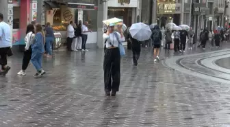 İstanbul'da Yağmur Etkili Oldu: Taksim Meydanı'nda Kalabalık Olası