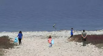 Burdur Gölü Temizlendi: Gönüllüler 40 Torba Çöp Topladı