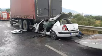 Kamyonla Çarpışan Otomobilin Sürücüsü Hastaneye Kaldırıldı