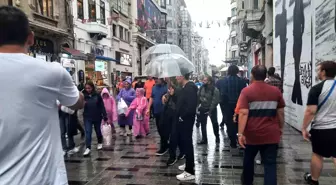 İstanbul Taksim Meydanı'nda Sağanak Yağış Zor Anlar Yaşattı