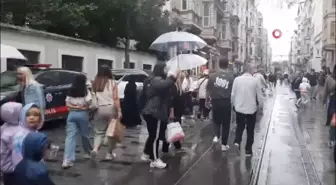 Taksim Meydanı'nda Sağanak Yağış Zor Anlar Yaşattı