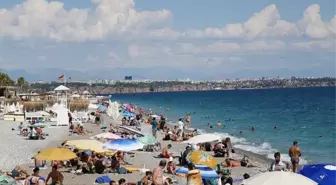 Antalya'da Sıcak Havada Sahil Yoğunluğu Arttı