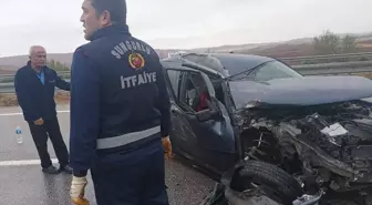 Çorum'da çekiciye çarpan otomobilde 4 yaralı