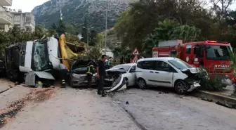 Hatay'da Hafriyat Kamyonu 7 Araca Çarptı, 4 Yaralı