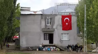 Şehit Piyade Sözleşmeli Er Maşallah Abakay'ın Babaevine Türk Bayrağı Asıldı