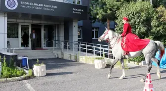 Uluslararası Kadın Atlı Okçuluk Şampiyonu, Tezini Ata Binerek Götürdü