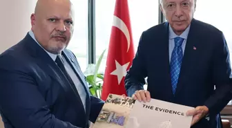 Erdoğan, Uluslararası Ceza Mahkemesi Başsavcısı'na İsrail'in Gazze'deki Suçlarını Belgeleyen Kitapları Teslim Etti