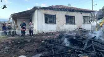 Malatya'da Depoda Yangın: Tonlarca Odun Yandı