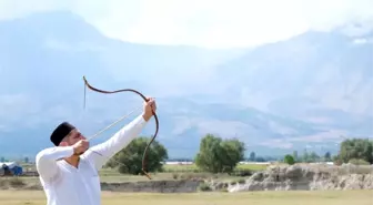 Erzincan'da Mengücek Melik Gazi Büyükler Hava Koşusu Şampiyonası Düzenlendi