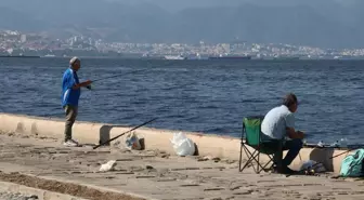 İzmir Körfezi'nde Balık Tutma Yasaklarına Rağmen Vatandaşlar Oltalarını Kordon'a Getirdi
