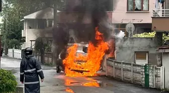 Serdivan'da Park Halindeki Otomobil Alev Alev Yandı