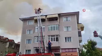 Sakarya'da 4 Katlı Binada Çatı Yangını Paniğe Neden Oldu