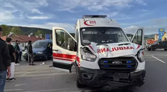 Bolu'da Ambulans ile Hafif Ticari Araç Çarpıştı: Bir Yaralı