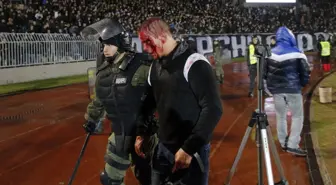 Partizan taraftarları, maç sonu soyunma odasını basıp teknik direktörü dövdü