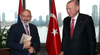 Paşinyan, Cumhurbaşkanı Erdoğan'ın hediye ettiği kitabı bir an olsun bırakmadı