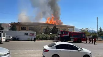 Gaziantep İslahiye'de İş Merkezinin Çatısında Yangın Çıktı