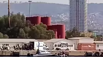 İzmir Alsancak Limanı'nda Araç Denize Düştü, Sürücü Hastaneye Kaldırıldı