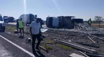 Konya'da Lastiği Patlayan Kamyonet Devrildi: 2 Yaralı