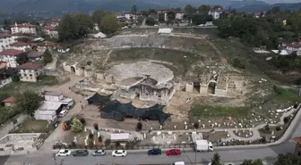 Düzce'deki Antik Tiyatro Kazıları Tarihe Işık Tutuyor