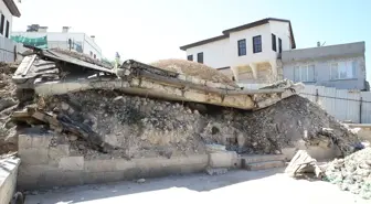 Kahramanmaraş'ta Yıkılan Cami Enkazından Tarihi Top Mermisi Çıkarıldı