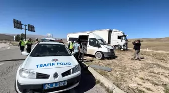 Diyadin'de Minibüs ile Tır Çarpıştı: 1'i Ağır 3 Yaralı