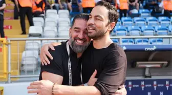 Arda Turan ve Selçuk İnan karşı karşıya! Buluştukları anda çalan şarkı futbolseverleri duygulandırdı