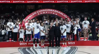 Cumhurbaşkanı Erdoğan, Anadolu Efes'e 37. Erkekler Cumhurbaşkanlığı Kupası'nı Verdi