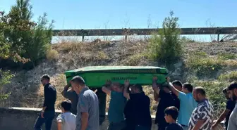 Erzincan'da Trafik Kazasında Hayatını Kaybeden Çocuk Defnedildi