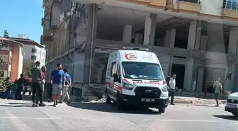 Gaziantep'te Depremde Zarar Gören Binanın İkinci Katından Düşen Kişi Hayatını Kaybetti