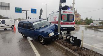 Trafik Lambası Direğine Çarpan Otomobilde İki Yaralı