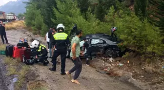 Burdur'da Kamyonla Çarpışan Otomobilde 3 Yaralı