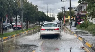 Kocaali'de Sağanak Yağış Ulaşımı Olumsuz Etkiledi