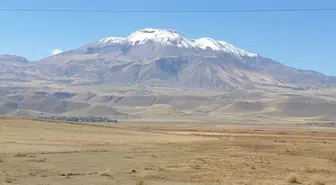 Süphan Dağı'nın Zirvesi Karlı Görünüme Büründü