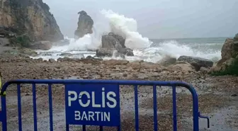 Karadeniz'de Fırtına Uyarısı: Dalgalar 15 Metreye Ulaştı