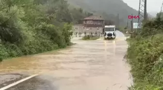 Bartın'da Sağanak Yağış Sonrası Yolda Su Birikintisi Oluştu