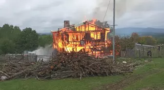 Kastamonu'da Yangın: Ahşap Ev Küllerine Karıştı