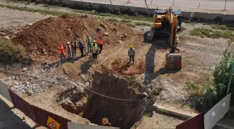 Doğal gaz ana borusu delindi, çevreye toprak ve taş parçaları savruldu